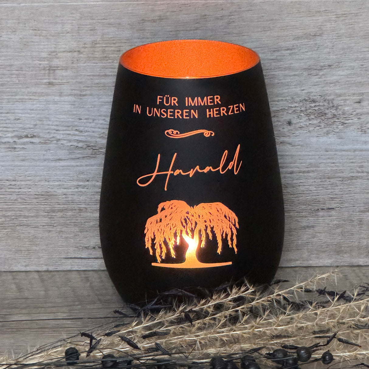 Deko Light „Für immer in unseren Herzen“ – liebevolles Geschenk für Trauernde, Hinterbliebene oder als Erinnerungslicht. Personalisiert mit Wunschnamen, bronzefarbene Innenseite für warmes Licht. Perfekt als Trost- und Gedenkgeschenk. Deko Light – Geschenk für Trauer.