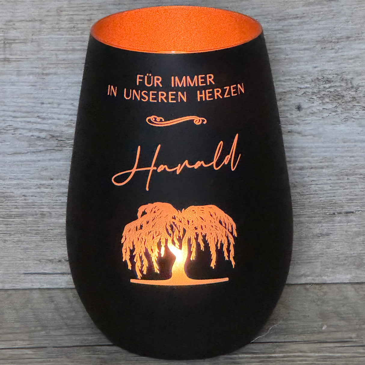 Dieses Deko Light trägt den Spruch „Für immer in unseren Herzen“ und kann mit einem Wunschnamen personalisiert werden. Ein einfühlsames Geschenk für Trauer, Verlust oder Erinnerung an geliebte Menschen. Warmes Licht durch bronzefarbene Innenseite. Deko Light – Geschenk für Trauernde.