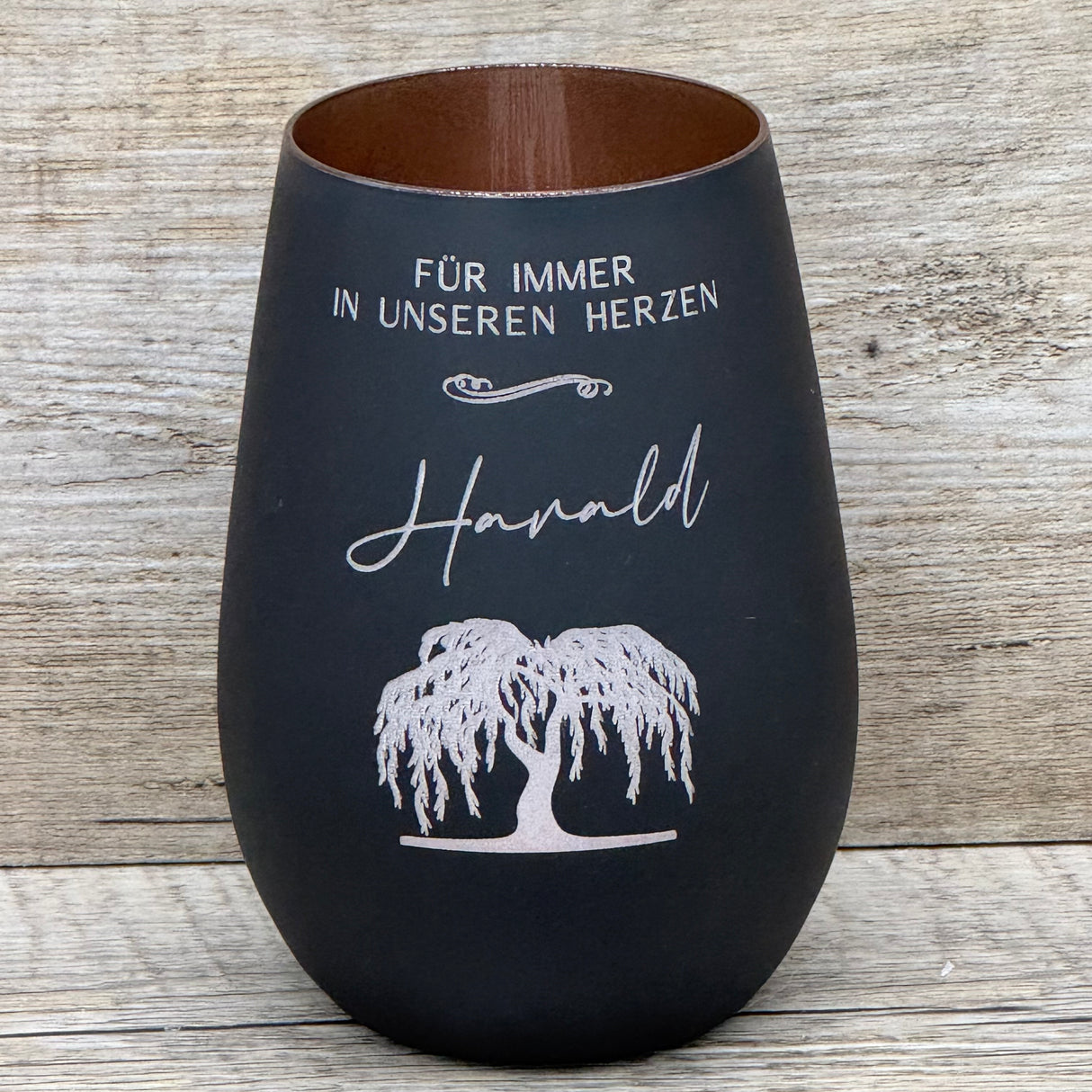 Dieses Deko Light trägt den Spruch „Für immer in unseren Herzen“ und kann mit einem Wunschnamen personalisiert werden. Ein einfühlsames Geschenk für Trauer, Verlust oder Erinnerung an geliebte Menschen. Warmes Licht durch bronzefarbene Innenseite. Deko Light – Geschenk für Trauernde.