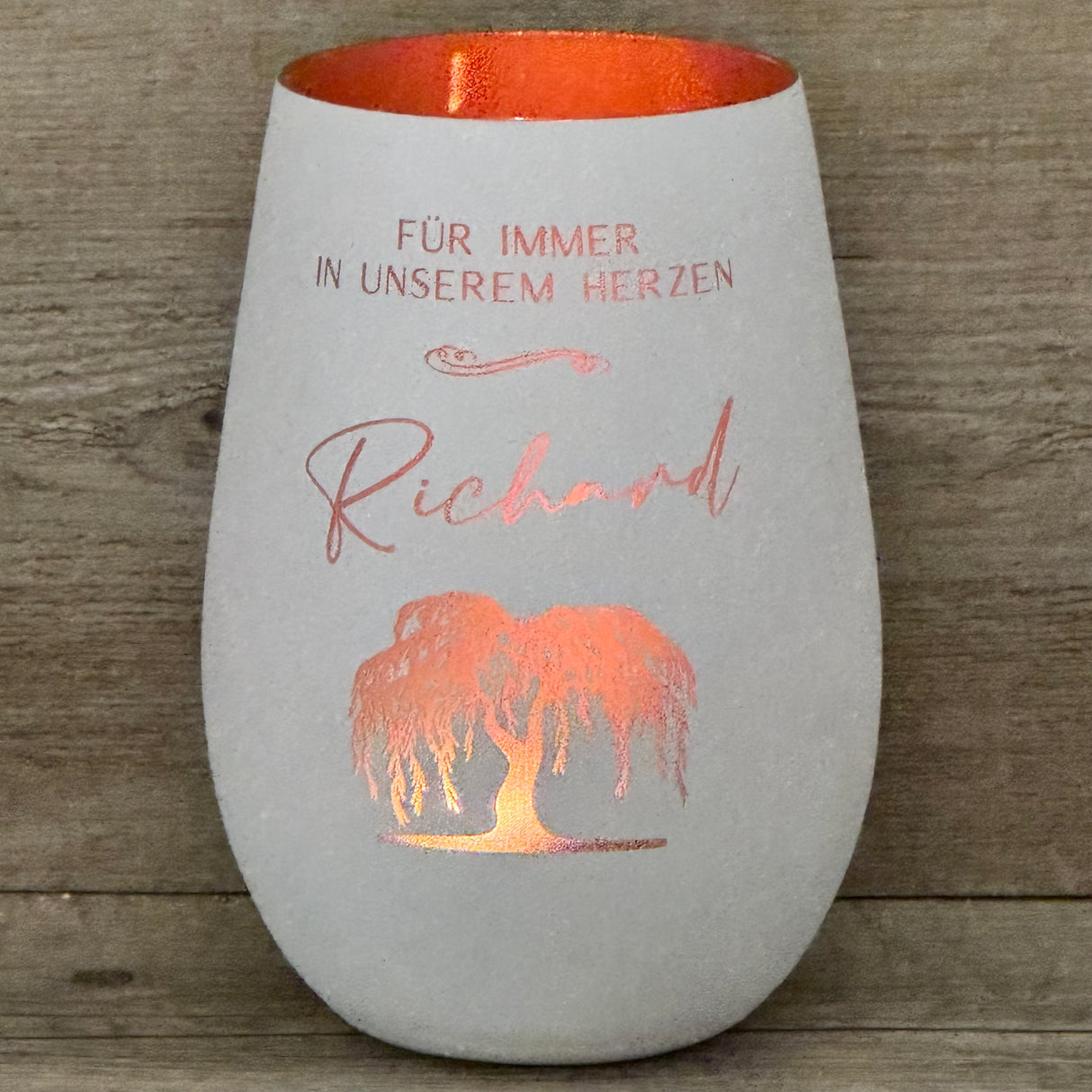 Dieses Deko Light trägt den Spruch „Für immer in unseren Herzen“ und kann mit einem Wunschnamen personalisiert werden. Ein einfühlsames Geschenk für Trauer, Verlust oder Erinnerung an geliebte Menschen. Warmes Licht durch bronzefarbene Innenseite. Deko Light – Geschenk für Trauernde.