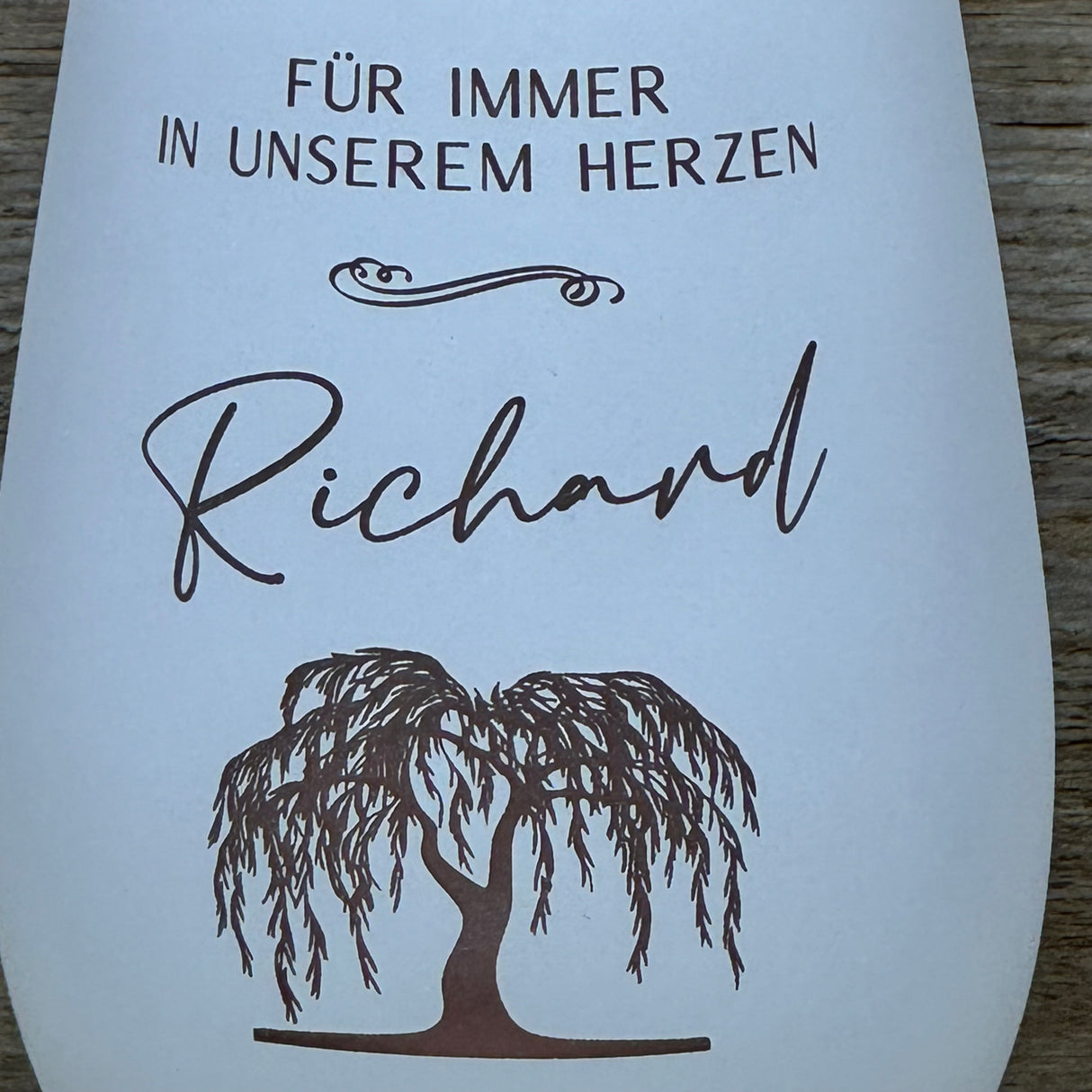 Deko Light „Für immer in unseren Herzen“ – liebevolles Geschenk für Trauernde, Hinterbliebene oder als Erinnerungslicht. Personalisiert mit Wunschnamen, bronzefarbene Innenseite für warmes Licht. Perfekt als Trost- und Gedenkgeschenk. Deko Light – Geschenk für Trauer.