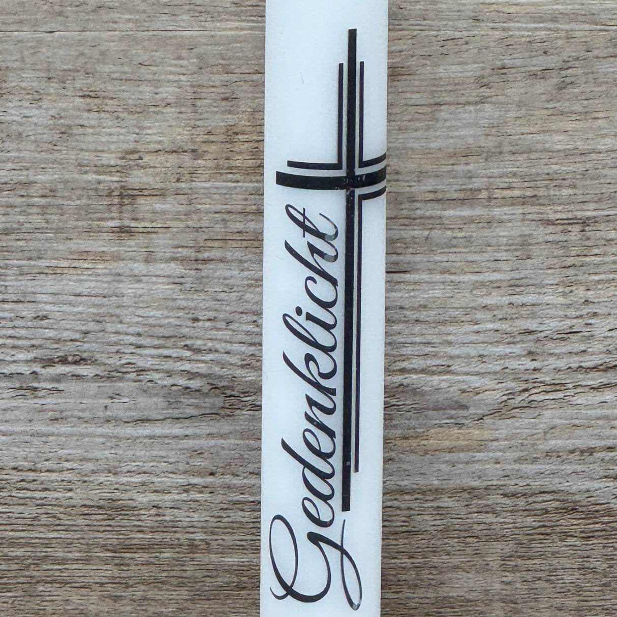 Dieses „Gedenklicht“ eignet sich als Mitbringsel oder Give-away für Familie, Freunde oder Gemeindemitglieder in Momenten des Abschieds. Die weiße Stabkerze mit schwarzem Kreuz symbolisiert stille Anteilnahme und Erinnerung. Optional mit Holzkerzenständer und stabiler Geschenkverpackung kombinierbar. Ein kleines, persönliches Präsent, das Trost und Wertschätzung ausdrückt. Ein stiller Begleiter für besinnliche Momente.