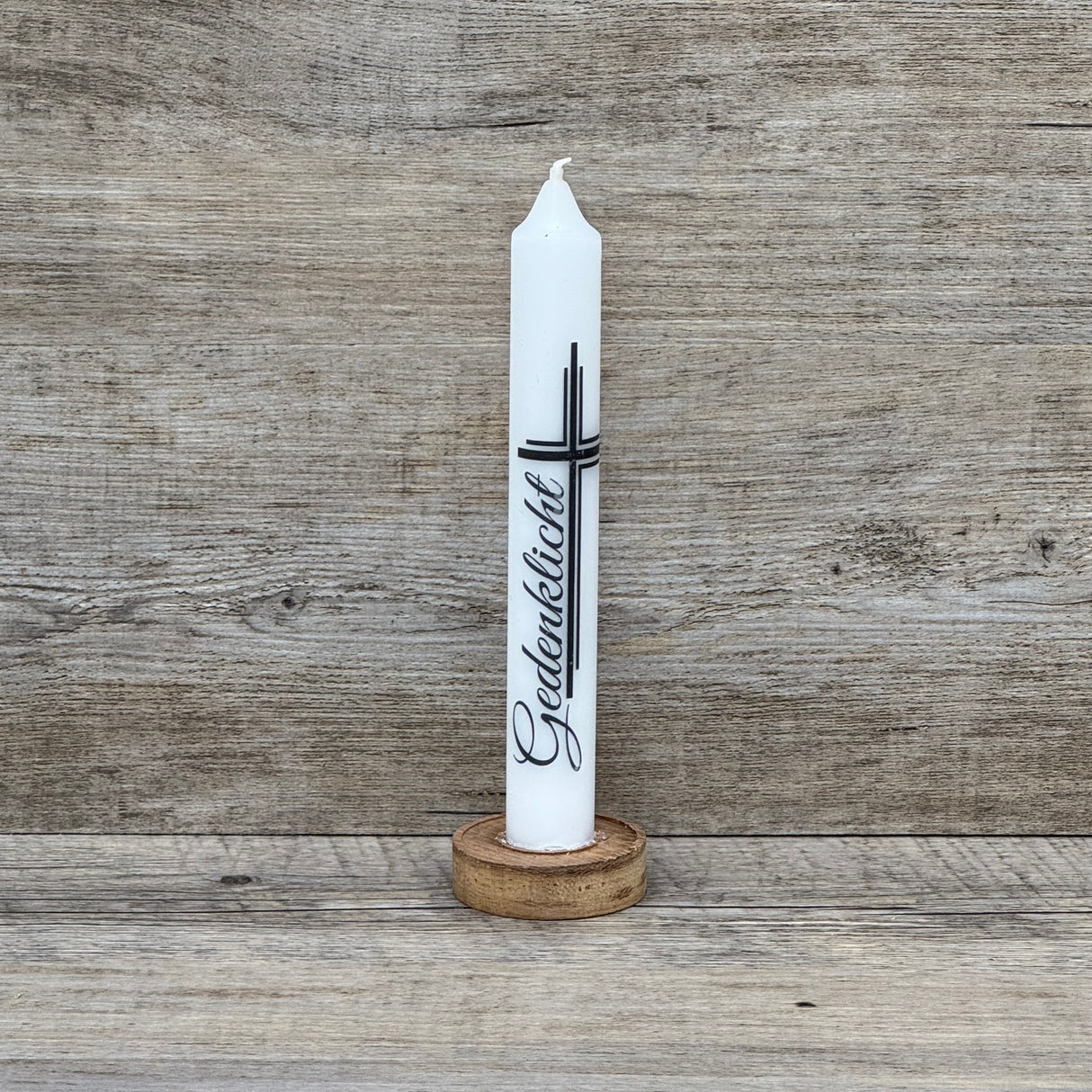 Die Stabkerze „Gedenklicht“ ist auch ein angemessenes Präsent für Kirchen, Vereine oder Organisationen, die Gedenkveranstaltungen ausrichten. Der schlichte, elegante Aufdruck vermittelt Respekt und Anteilnahme. Optional mit Holzkerzenständer und Geschenkverpackung lieferbar. Ein würdevolles, dekoratives Licht, das in Zeiten der Trauer Trost und Erinnerung spendet. Stilvoll, schlicht und bedeutungsvoll.