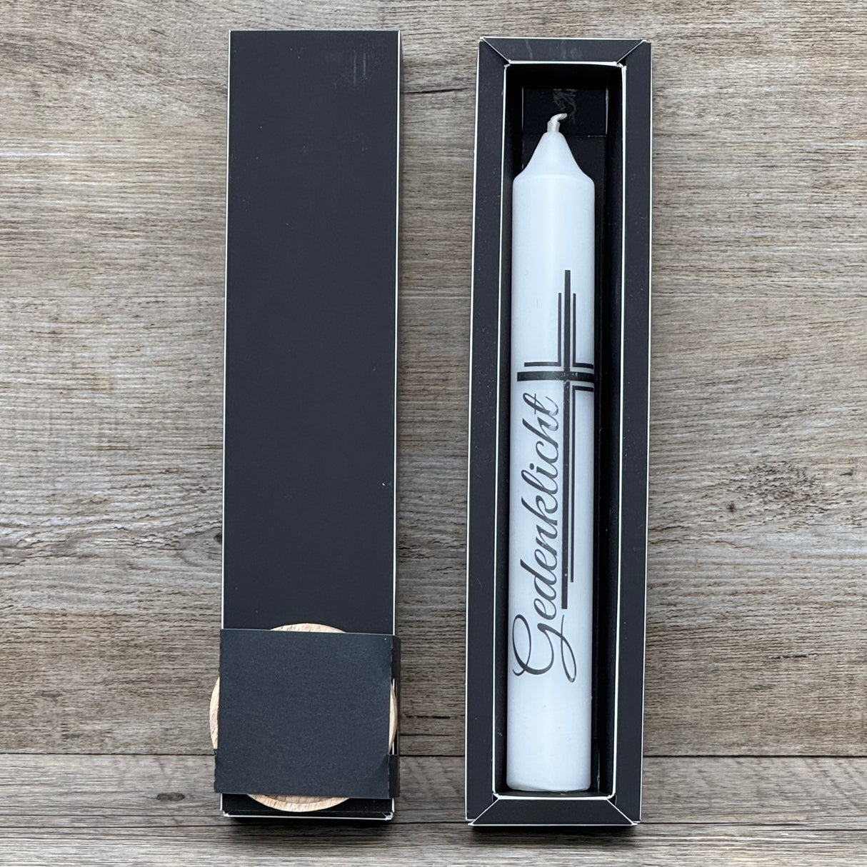 Die Stabkerze „Gedenklicht“ ist ein würdevolles Geschenk für Trauerfeiern, Gedenkveranstaltungen oder als stille Erinnerung an einen geliebten Menschen. Der schlichte Aufdruck mit schwarzem Kreuz vermittelt Anteilnahme und Mitgefühl. Optional mit Holzkerzenständer und Geschenkverpackung für eine würdevolle Übergabe. Ein stilles Zeichen des Erinnerns, das Trost spendet und Anteilnahme zeigt. Elegant, dezent und respektvoll.