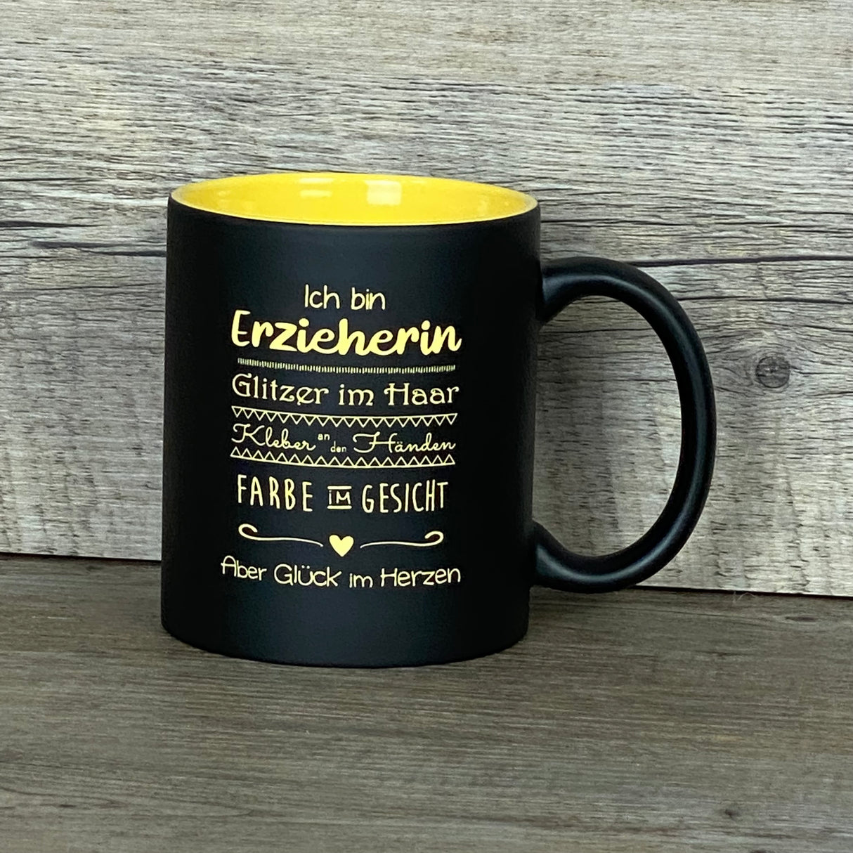 Dieses personalisierte Tassen-Set „Ich bin Erzieherin“ ist ein liebevolles Geschenk für Pädagoginnen. Vorderseite mit Spruch „Glück im Herzen“, Rückseite optional mit Wunschnamen. Fassungsvermögen 350 ml, Maße ca. Ø 8,2 × 9,6 cm, spülmaschinengeeignet. Schwarze Außenseite und farbige Innenseite machen sie zum Hingucker. Ideal als Dankeschön, zum Geburtstag oder Abschied – praktisch, persönlich und voller Charme.