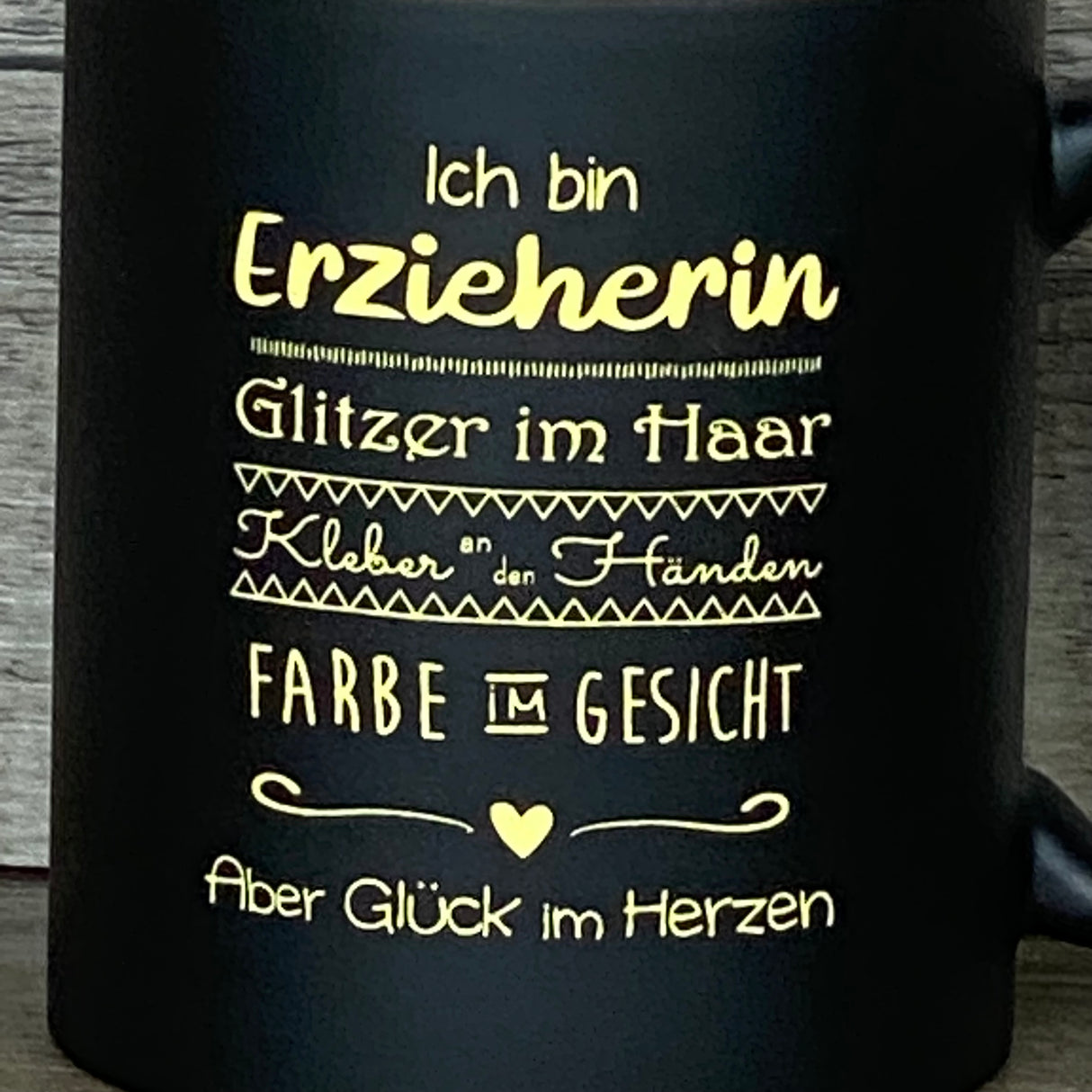 Die Keramik-Tasse „Ich bin Erzieherin“ verbindet Humor und persönliche Wertschätzung. Vorderseite mit liebevollem Lasergravurtext, Rückseite optional personalisiert mit Namen. Fassungsvermögen 350 ml, ca. Ø 8,2 × 9,6 cm, spülmaschinengeeignet. Schwarze Außenseite, farbige Innenseite (weiß, rot, orange, grün, pink oder gelb). Ein stilvolles und praktisches Geschenk für Erzieherinnen zum Abschied oder Geburtstag.
