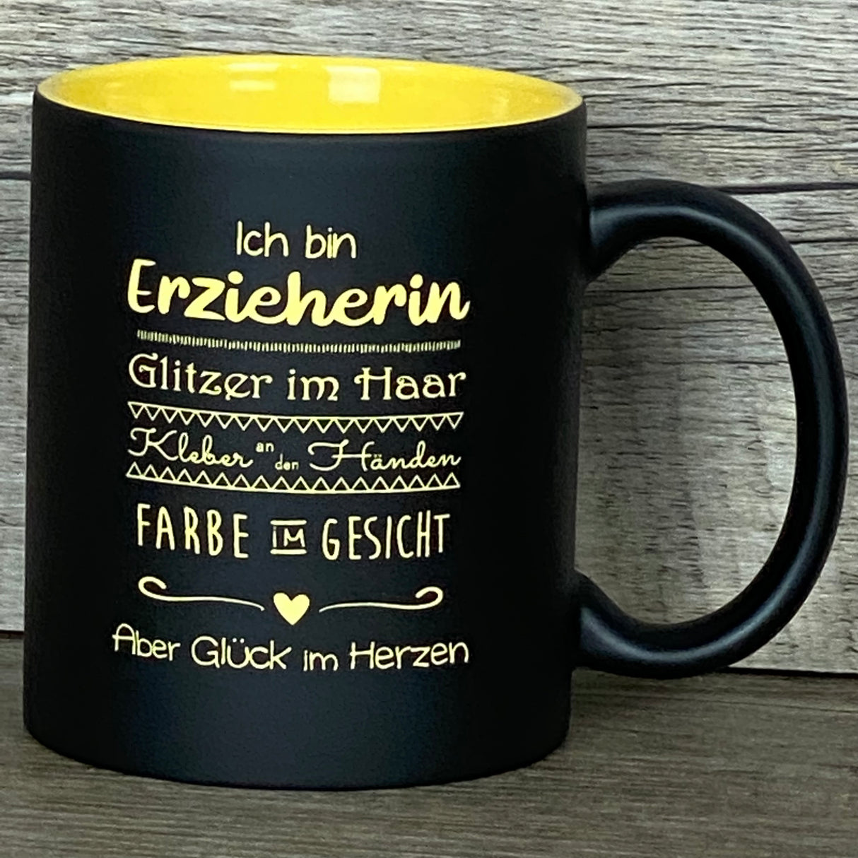 Diese personalisierte Keramik-Tasse „Ich bin Erzieherin“ bringt Farbe und Freude in den Alltag. Vorderseite mit liebevollem Spruch, Rückseite optional mit Wunschnamen personalisierbar. Fassungsvermögen 350 ml, Maße ca. Ø 8,2 × 9,6 cm, spülmaschinengeeignet. Schwarze Außenseite mit farbiger Innenseite sorgt für modernen Look. Perfektes Geschenk zum Geburtstag, Abschied oder einfach als Dankeschön für Erzieherinnen.
