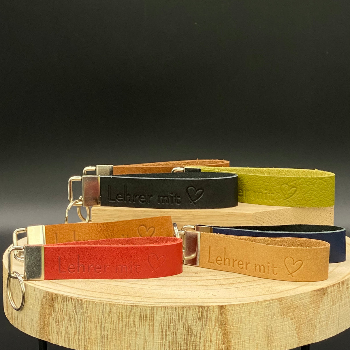 „Schlüsselband aus echtem Leder mit Blindprägung ‚Lehrer / Lehrerin mit Herz‘ und stabilem Metallverschluss – ideales Geschenk für Lehrkräfte.