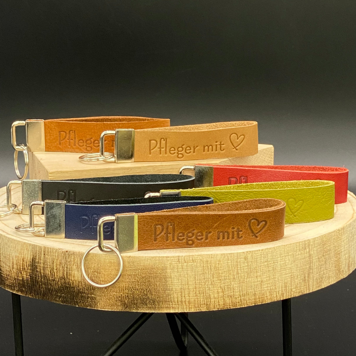 Leder-Schlüsselband mit Blindprägung ‚Pflegerin mit Herz‘ und Metallverschluss – Geschenkidee für Pflegekräfte.