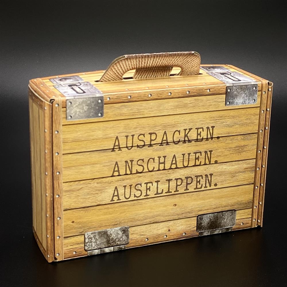 Wunderschöner Koffer aus hochwertigem Karton in Holzoptik mit dem Aufdruck „Auspacken, Anschauen, Ausflippen“. Ideal als Geschenkverpackung für Geburtstage, Jubiläen oder kleine Überraschungen. Mit den Maßen 23 x 15 x 8 cm bietet der Koffer eine originelle und stilvolle Möglichkeit, Präsente kreativ zu präsentieren.