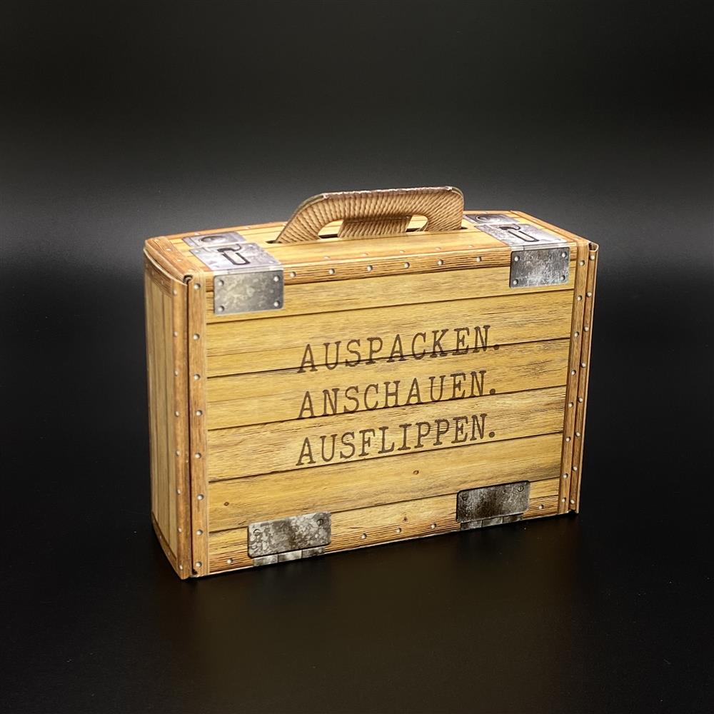Wunderschöner Koffer aus hochwertigem Karton in Holzoptik mit dem Aufdruck „Auspacken, Anschauen, Ausflippen“. Ideal als Geschenkverpackung für Geburtstage, Jubiläen oder kleine Überraschungen. Mit den Maßen 23 x 15 x 8 cm bietet der Koffer eine originelle und stilvolle Möglichkeit, Präsente kreativ zu präsentieren.