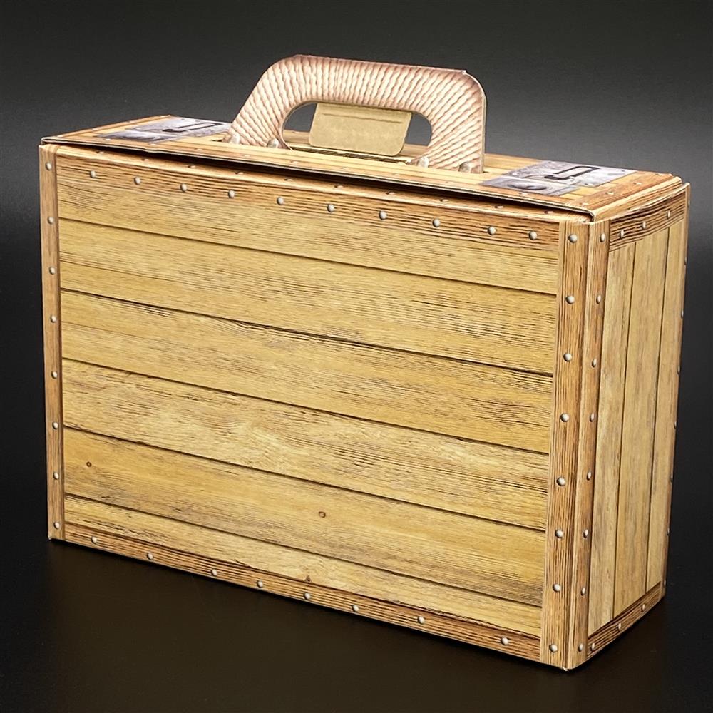 Origineller Geschenkkoffer aus stabilem Karton in Holzoptik mit dem Aufdruck „Auspacken, Anschauen, Ausflippen“. Maße 23 x 15 x 8 cm. Die Koffer-Geschenkverpackung eignet sich hervorragend für Geburtstagsgeschenke, Mitbringsel oder besondere Überraschungen und macht das Auspacken zum Erlebnis.