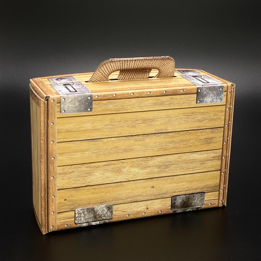 Wunderschöner Koffer aus hochwertigem Karton in edler Holzoptik, ideal als Geschenkverpackung für Geburtstage, Jubiläen oder kleine Überraschungen. Mit den Maßen 23 x 15 x 8 cm eignet sich der Koffer perfekt für besondere Präsente und sorgt für eine stilvolle und originelle Verpackung.