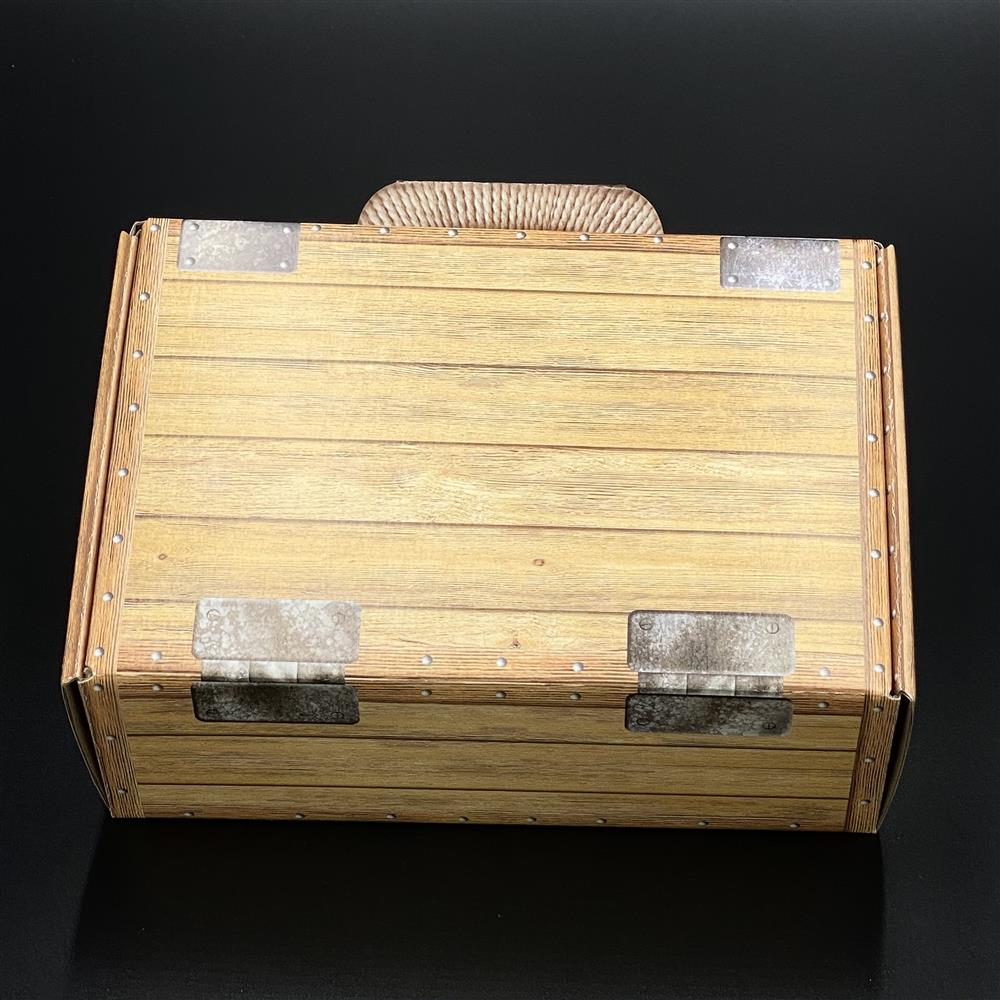 Wunderschöner Koffer aus hochwertigem Karton in edler Holzoptik, ideal als Geschenkverpackung für Geburtstage, Jubiläen oder kleine Überraschungen. Mit den Maßen 23 x 15 x 8 cm eignet sich der Koffer perfekt für besondere Präsente und sorgt für eine stilvolle und originelle Verpackung.