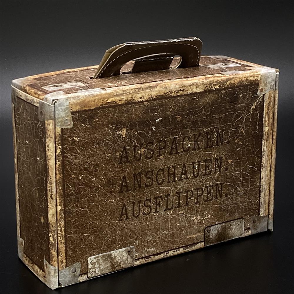 Wunderschöner Geschenkkoffer aus hochwertigem Karton in edler Lederoptik mit Aufdruck „Auspacken, Anschauen, Ausflippen“. Größe 23 x 15 x 8 cm. Ideal als Geschenkverpackung für Geburtstage, Jubiläen, Hochzeiten oder besondere Anlässe. Robust, hochwertig verarbeitet und perfekt, um Geschenke stilvoll zu präsentieren oder als dekoratives Aufbewahrungsstück zu nutzen.