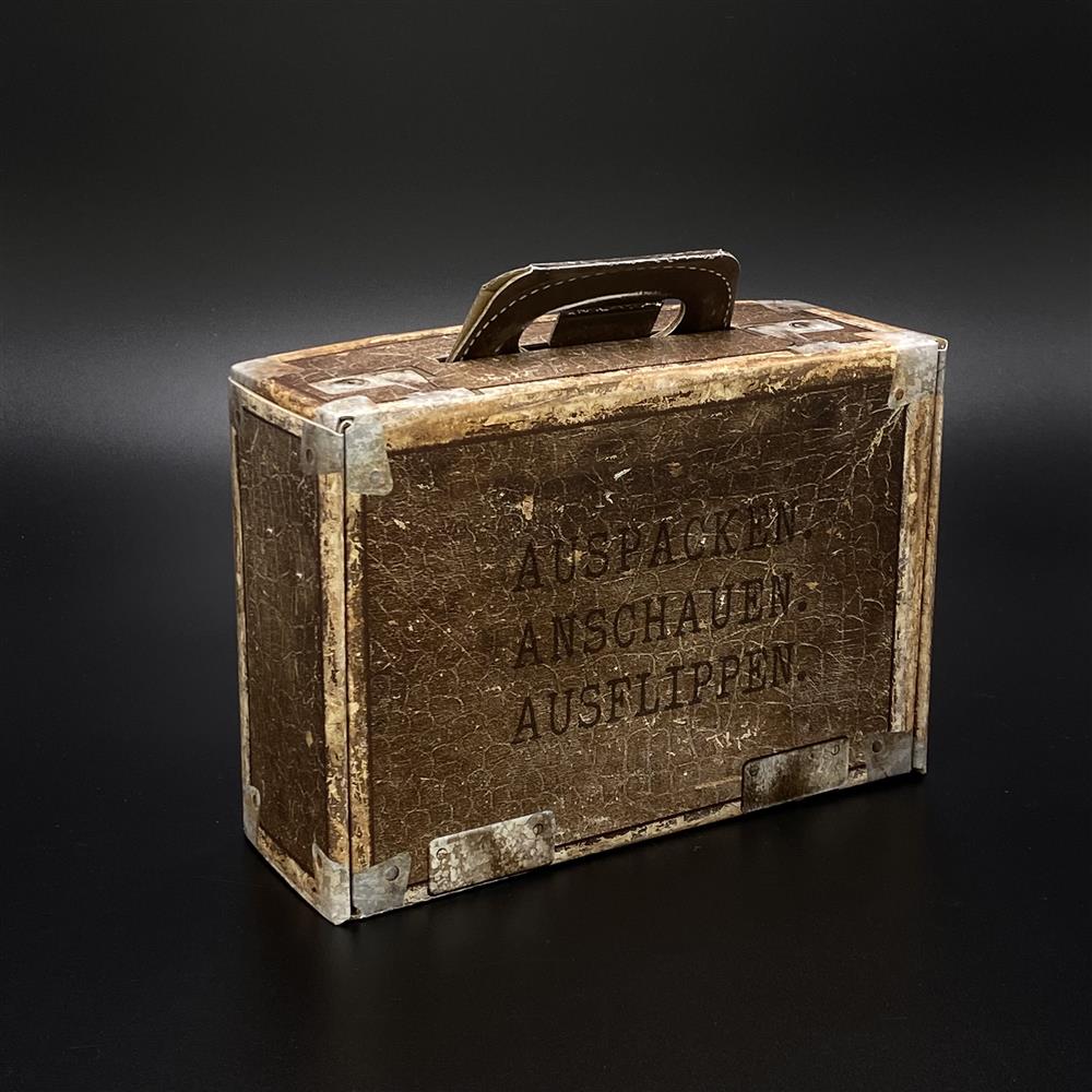Wunderschöner Geschenkkoffer aus hochwertigem Karton in edler Lederoptik mit Aufdruck „Auspacken, Anschauen, Ausflippen“. Größe 23 x 15 x 8 cm. Ideal als Geschenkverpackung für Geburtstage, Jubiläen, Hochzeiten oder besondere Anlässe. Robust, hochwertig verarbeitet und perfekt, um Geschenke stilvoll zu präsentieren oder als dekoratives Aufbewahrungsstück zu nutzen.