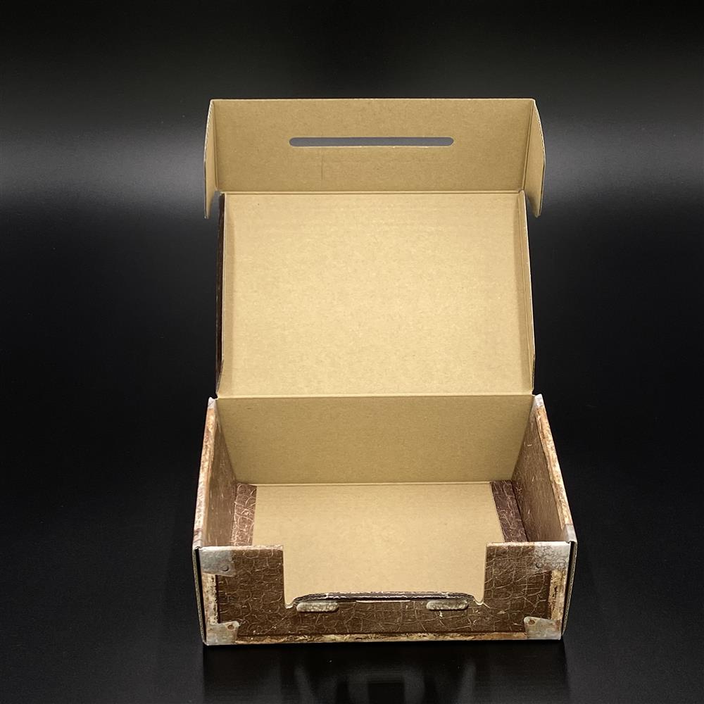 Kleiner Geschenkkoffer aus stabilem Karton in Lederoptik, Maße 23 x 15 x 8 cm, mit fröhlichem Aufdruck „Auspacken, Anschauen, Ausflippen“. Perfekte Geschenkverpackung für Geburtstage, Partys oder besondere Anlässe. Elegantes, hochwertiges Design für stilvolle Präsentationen von Geschenken oder als dekorativer Aufbewahrungsort.