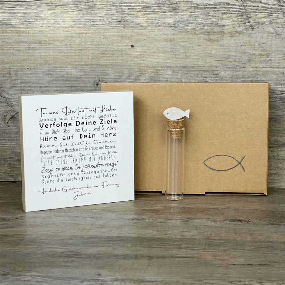Dieses Geschenkset zur Firmung ist ein besonderes Präsent voller guter Wünsche und inspirierender Botschaften. Es enthält einen handgefertigten Wooden Block Art mit motivierenden Sprüchen wie „Tue was Du tust mit Liebe“ und „Spüre die Leichtigkeit des Lebens“, personalisierbar mit deinem Wunschnamen. Dazu gehört ein dekoratives Reagenzglas mit Korken und Deko-Fisch, ideal für Geldgeschenke oder Gutscheine. Alles ist geschmackvoll verpackt in einer hochwertigen Geschenkbox mit christlichen Motiven.