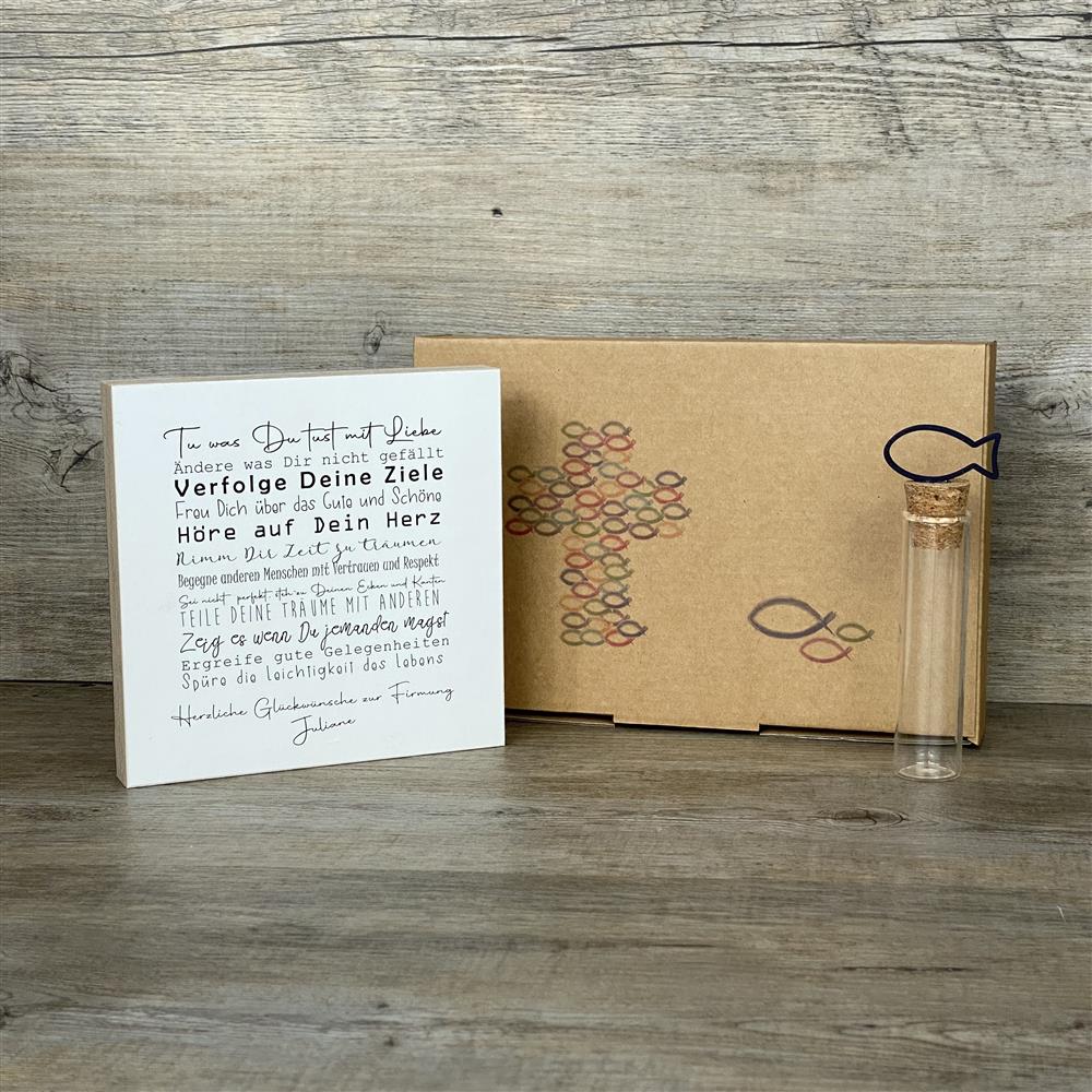 Dieses Geschenkset zur Firmung ist ein besonderes Präsent voller guter Wünsche und inspirierender Botschaften. Es enthält einen handgefertigten Wooden Block Art mit motivierenden Sprüchen wie „Tue was Du tust mit Liebe“ und „Spüre die Leichtigkeit des Lebens“, personalisierbar mit deinem Wunschnamen. Dazu gehört ein dekoratives Reagenzglas mit Korken und Deko-Fisch, ideal für Geldgeschenke oder Gutscheine. Alles ist geschmackvoll verpackt in einer hochwertigen Geschenkbox mit christlichen Motiven.