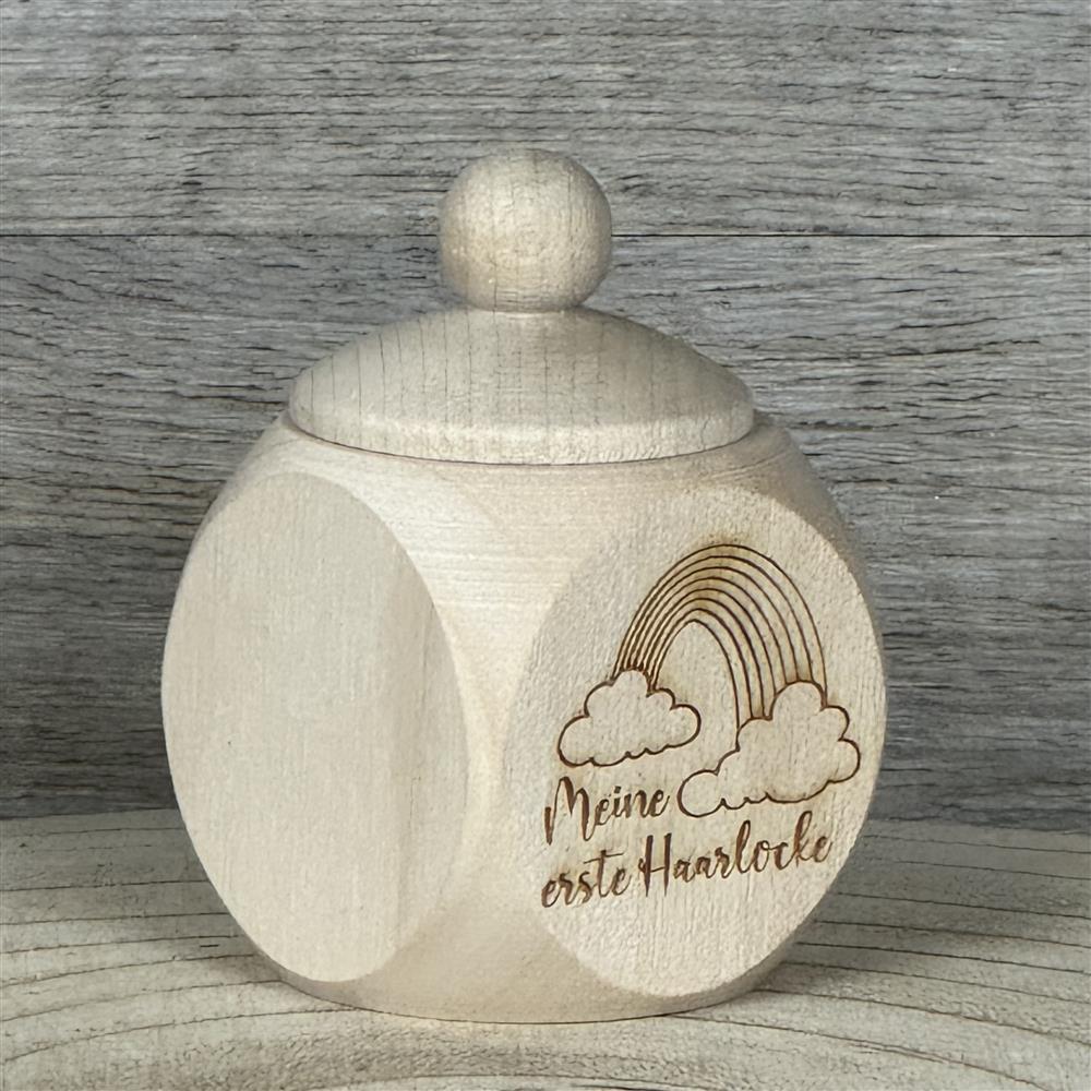 Verschenke bleibende Erinnerungen mit diesem Set aus zwei Holzdosen und einem Schutzengel. Die Döschen „Meine erste Haarlocke“ und „Milchzähne“ sind aus Ahornholz, ca. 4 × 4 × 6 cm groß, mit Schraubverschluss und Lasergravur. Auf Wunsch kann der Name auf der Rückseite eingraviert werden. Der Schutzengel aus Holz und Leder rundet das Set liebevoll ab. Lieferung in dekorativer Geschenkverpackung.