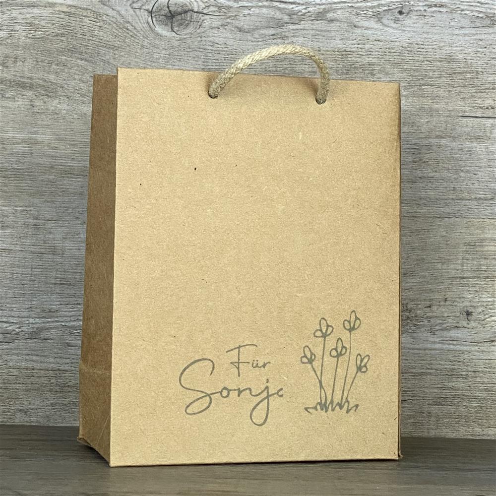 Geschenktüte aus stabilem Kraftpapier (225 g/m²) mit Kordel. Größe: 19 x 15 x 8 cm. Aufdruck: "Blumen". Mit deinem Wunschnamen personalisierbar. Ideal als liebevolle Geschenkverpackung für kleine Aufmerksamkeiten.