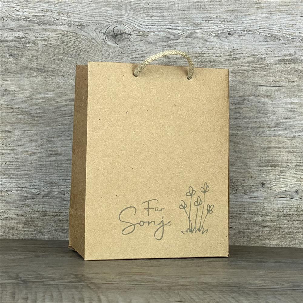 Geschenktüte aus stabilem Kraftpapier (225 g/m²) mit Kordel. Größe: 19 x 15 x 8 cm. Aufdruck: "Blumen". Mit deinem Wunschnamen personalisierbar. Ideal als liebevolle Geschenkverpackung für kleine Aufmerksamkeiten.