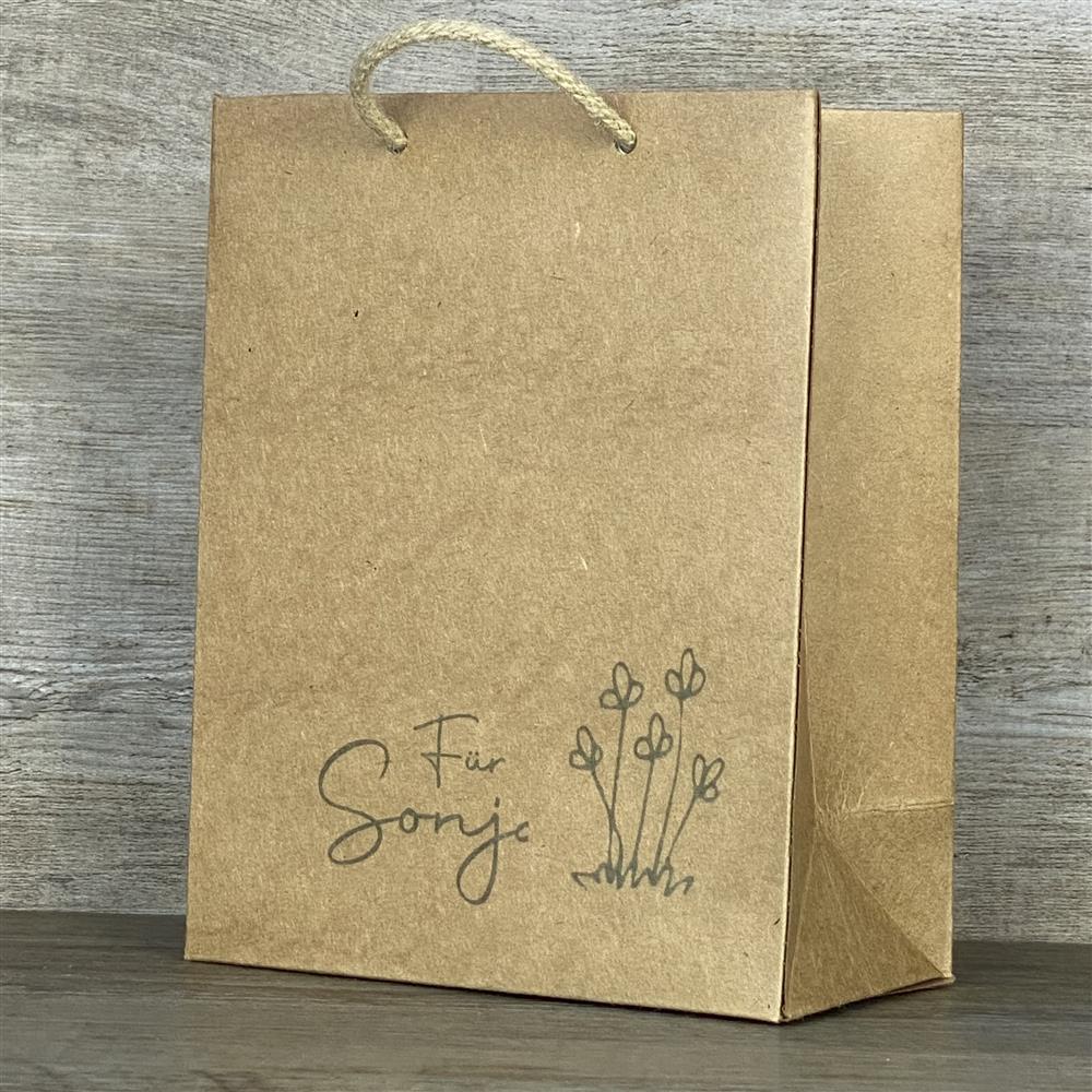 5er-Set Kraftpapier-Geschenktüten mit Kordel, 225 g/m², Maße 19 x 15 x 8 cm. Aufdruck "Blumen" und personalisierbar mit deinem Wunschnamen. Perfekt für Geburtstagsgeschenke, Hochzeitsmitgebsel, Taufgeschenke oder florale Geschenkideen.