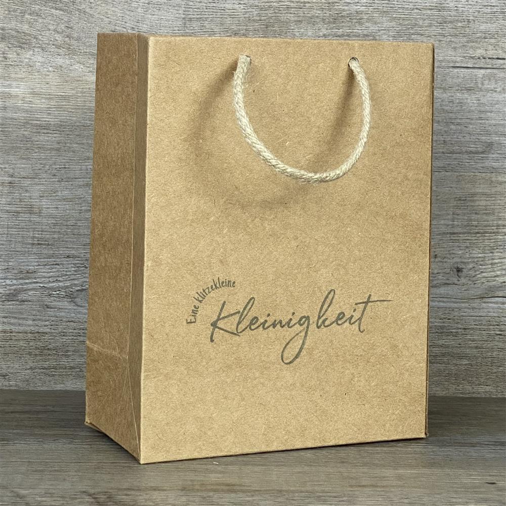 Praktisches 5er-Set Geschenktüten aus stabilem Kraftpapier (225 g/m²) mit Kordelgriff. Maße: 19 x 15 x 8 cm. Bedruckt mit dem liebevollen Spruch „Eine klitzekleine Kleinigkeit“. Ideal zum Verpacken kleiner Geschenke oder Mitbringsel für jeden Anlass.