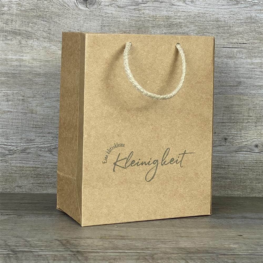 Praktisches 5er-Set Geschenktüten aus stabilem Kraftpapier (225 g/m²) mit Kordelgriff. Maße: 19 x 15 x 8 cm. Bedruckt mit dem liebevollen Spruch „Eine klitzekleine Kleinigkeit“. Ideal zum Verpacken kleiner Geschenke oder Mitbringsel für jeden Anlass.