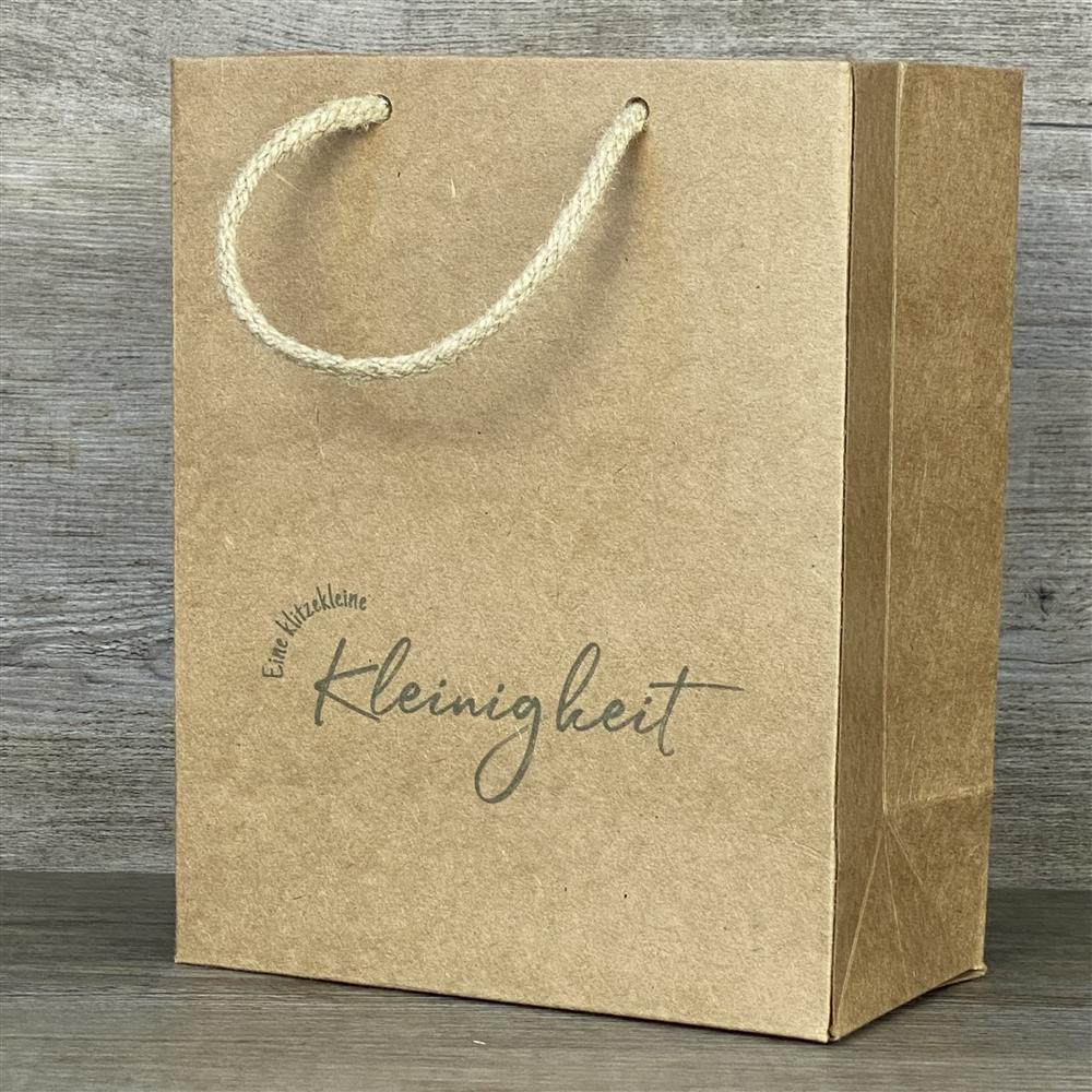 Praktisches 5er-Set Geschenktüten aus stabilem Kraftpapier (225 g/m²) mit Kordelgriff. Maße: 19 x 15 x 8 cm. Bedruckt mit dem liebevollen Spruch „Eine klitzekleine Kleinigkeit“. Ideal zum Verpacken kleiner Geschenke oder Mitbringsel für jeden Anlass.