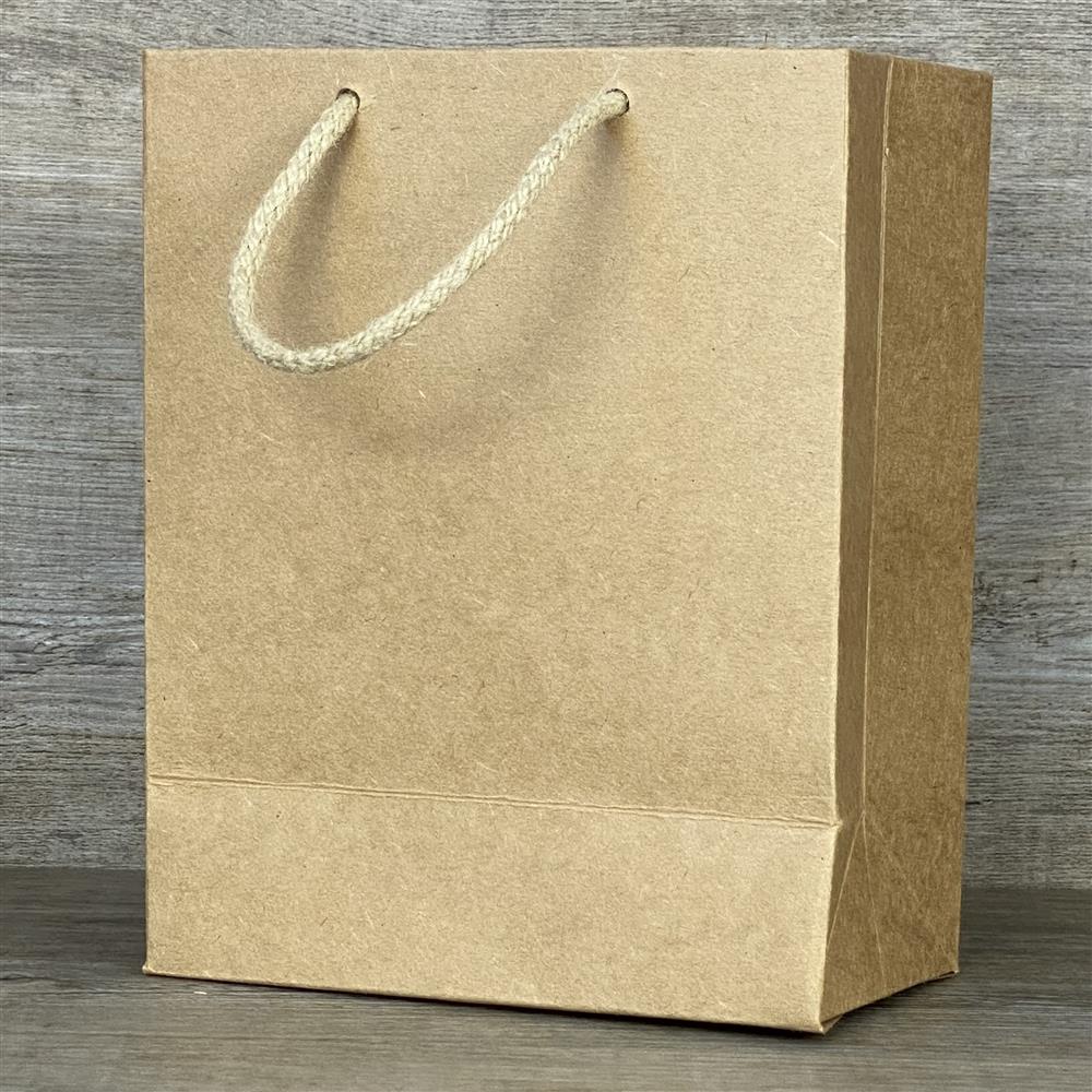 Set aus 5 Geschenktüten aus robustem Kraftpapier (225 g/m²) inklusive Kordel. Größe: 19 x 15 x 8 cm. Aufdruck: „Eine klitzekleine Kleinigkeit“. Perfekt geeignet für kleine Präsente, Aufmerksamkeiten oder süße Überraschungen.