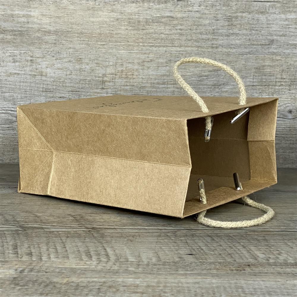 Set aus 5 Geschenktüten aus robustem Kraftpapier (225 g/m²) inklusive Kordel. Größe: 19 x 15 x 8 cm. Aufdruck: „Eine klitzekleine Kleinigkeit“. Perfekt geeignet für kleine Präsente, Aufmerksamkeiten oder süße Überraschungen.