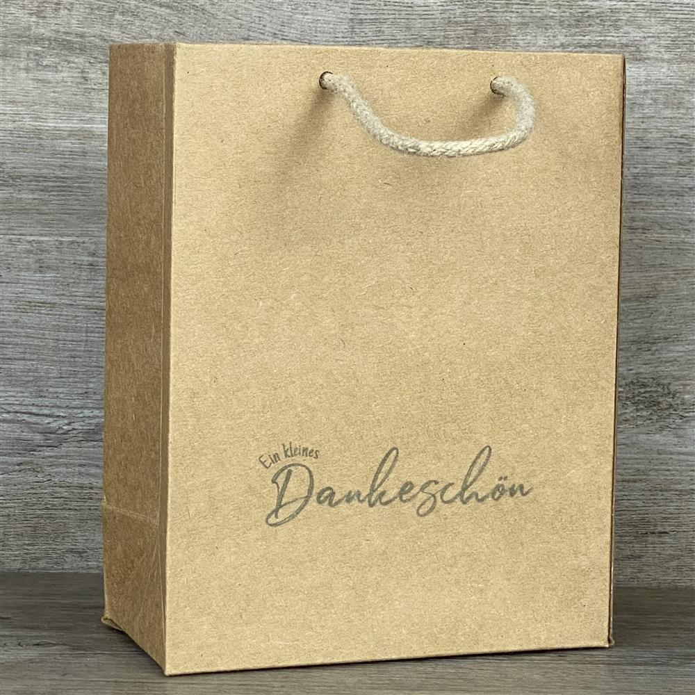 Praktisches 5er-Set Geschenktüten aus stabilem Kraftpapier (225 g/m²) mit Kordel. Ideal für kleine Aufmerksamkeiten oder Mitbringsel. Maße: 19 x 15 x 8 cm. Bedruckt mit dem Spruch „Ein kleines Dankeschön“. Perfekt für Geburtstage, Feiertage oder einfach, um jemandem eine Freude zu machen.