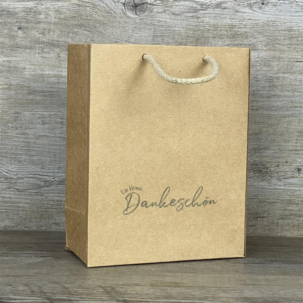 Praktisches 5er-Set Geschenktüten aus stabilem Kraftpapier (225 g/m²) mit Kordel. Ideal für kleine Aufmerksamkeiten oder Mitbringsel. Maße: 19 x 15 x 8 cm. Bedruckt mit dem Spruch „Ein kleines Dankeschön“. Perfekt für Geburtstage, Feiertage oder einfach, um jemandem eine Freude zu machen.