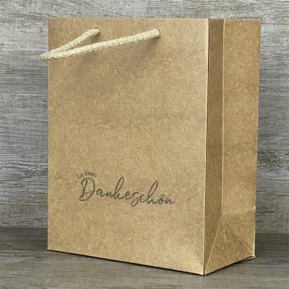 Praktisches 5er-Set Geschenktüten aus stabilem Kraftpapier (225 g/m²) mit Kordel. Ideal für kleine Aufmerksamkeiten oder Mitbringsel. Maße: 19 x 15 x 8 cm. Bedruckt mit dem Spruch „Ein kleines Dankeschön“. Perfekt für Geburtstage, Feiertage oder einfach, um jemandem eine Freude zu machen.