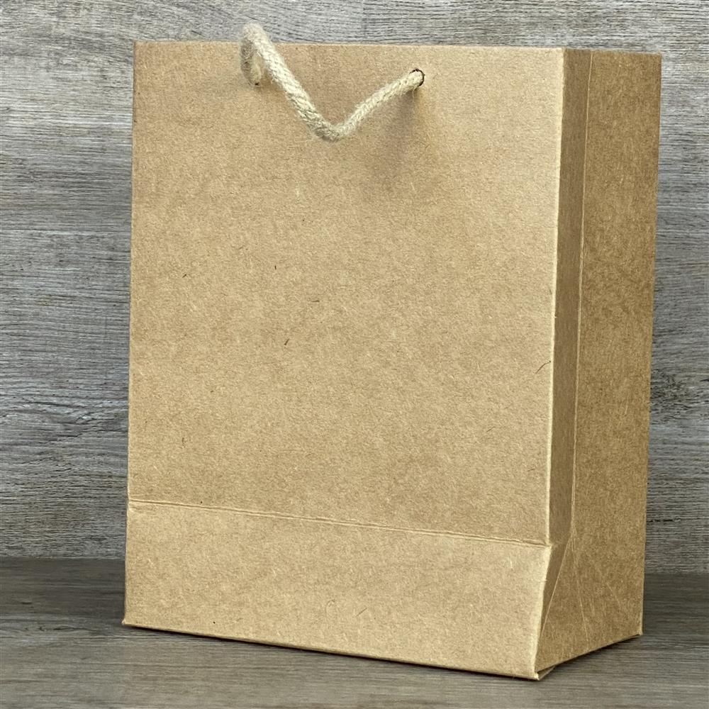 Set aus 5 Geschenktüten aus robustem Kraftpapier (225 g/m²) inklusive Kordelgriff. Größe: 19 x 15 x 8 cm. Die Tüten sind mit dem liebevollen Aufdruck „Ein kleines Dankeschön“ versehen und eignen sich hervorragend zum Verpacken kleiner Geschenke, Mitgebsel oder Überraschungen.