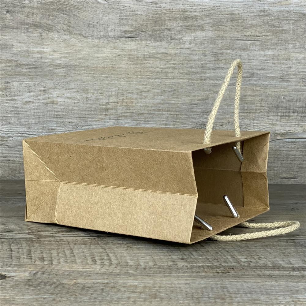 Set aus 5 Geschenktüten aus robustem Kraftpapier (225 g/m²) inklusive Kordelgriff. Größe: 19 x 15 x 8 cm. Die Tüten sind mit dem liebevollen Aufdruck „Ein kleines Dankeschön“ versehen und eignen sich hervorragend zum Verpacken kleiner Geschenke, Mitgebsel oder Überraschungen.