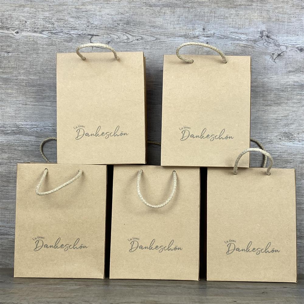 Dieses 5-teilige Set Geschenktüten besteht aus hochwertigem Kraftpapier (225 g/m²) mit praktischer Kordel. Maße: 19 x 15 x 8 cm. Aufdruck: „Ein kleines Dankeschön“. Perfekt als stilvolle Verpackung für kleine Präsente, Aufmerksamkeit oder nette Botschaften.