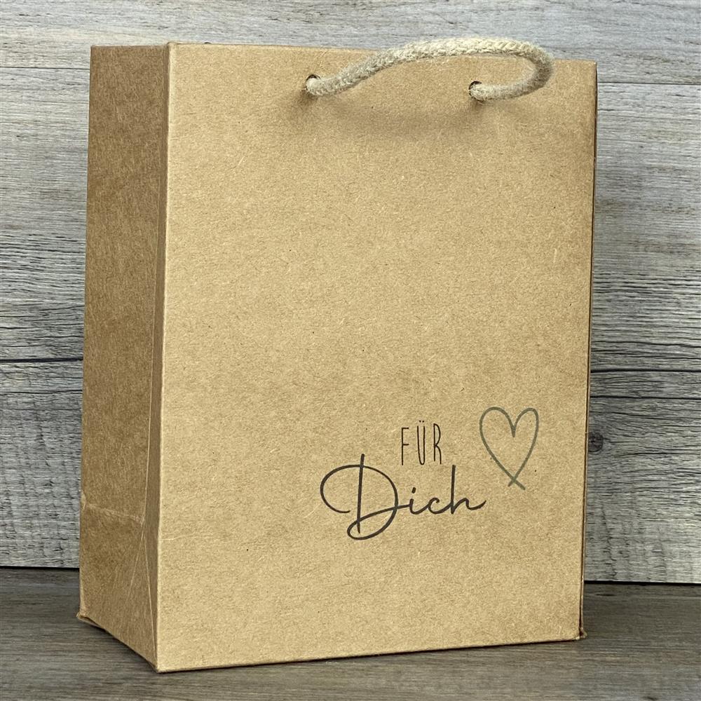 Praktisches 5er-Set Geschenktüten aus stabilem Kraftpapier (225 g/m²) mit Kordelgriffen. Größe: 19 x 15 x 8 cm. Bedruckt mit dem liebevollen Spruch „Für Dich“. Ideal zum Verpacken kleiner Geschenke oder Aufmerksamkeiten für jeden Anlass.