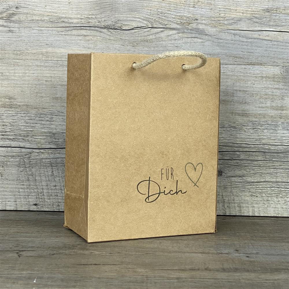 Praktisches 5er-Set Geschenktüten aus stabilem Kraftpapier (225 g/m²) mit Kordelgriffen. Größe: 19 x 15 x 8 cm. Bedruckt mit dem liebevollen Spruch „Für Dich“. Ideal zum Verpacken kleiner Geschenke oder Aufmerksamkeiten für jeden Anlass.