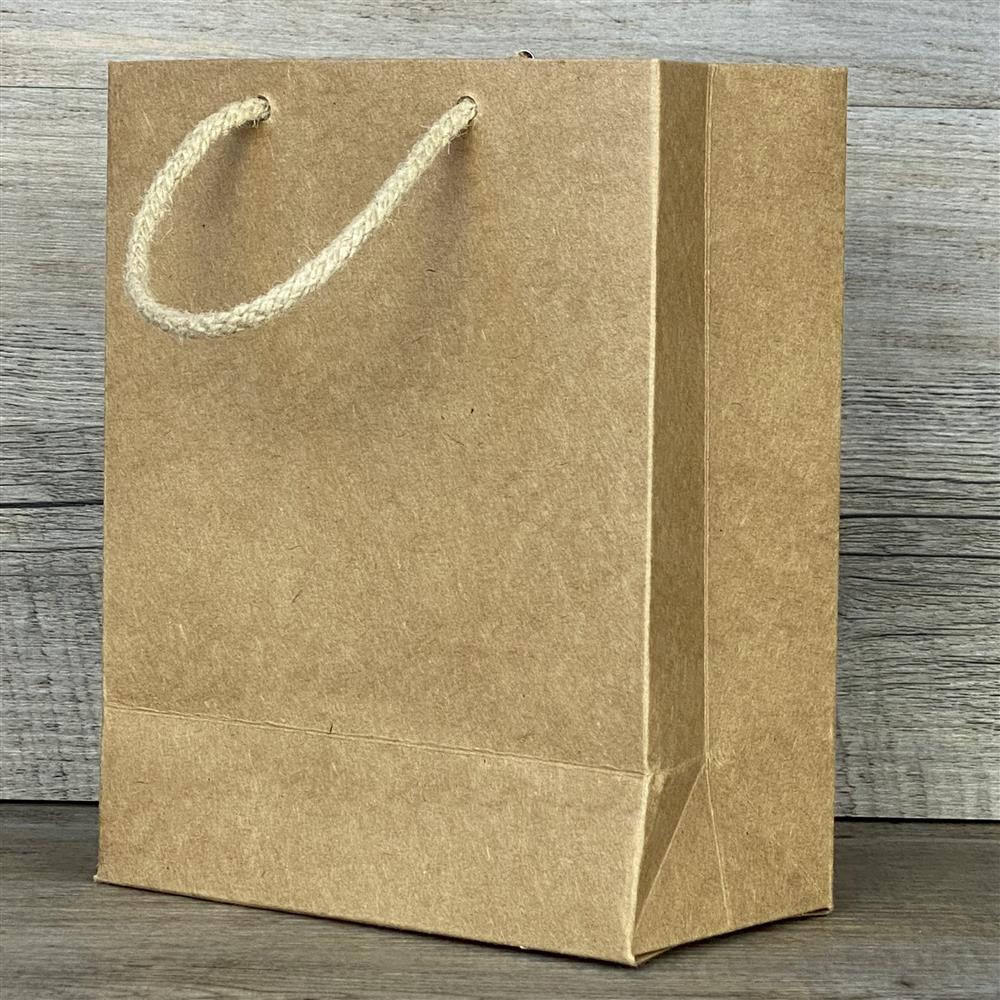 Set aus 5 Geschenktüten aus robustem Kraftpapier (225 g/m²) inklusive Kordelgriff. Maße: 19 x 15 x 8 cm. Aufdruck: „Für Dich“. Perfekt für kleine Präsente, Mitbringsel oder liebevolle Überraschungen.