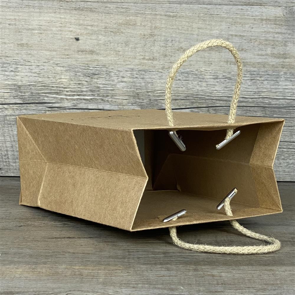 Set aus 5 Geschenktüten aus robustem Kraftpapier (225 g/m²) inklusive Kordelgriff. Maße: 19 x 15 x 8 cm. Aufdruck: „Für Dich“. Perfekt für kleine Präsente, Mitbringsel oder liebevolle Überraschungen.