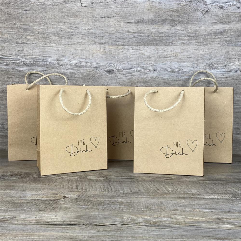 Dieses 5-teilige Set Geschenktüten besteht aus hochwertigem Kraftpapier (225 g/m²) mit praktischem Kordelgriff. Größe: 19 x 15 x 8 cm. Jede Tüte ist mit dem Aufdruck „Für Dich“ versehen – ideal, um kleinen Geschenken eine persönliche Note zu verleihen.