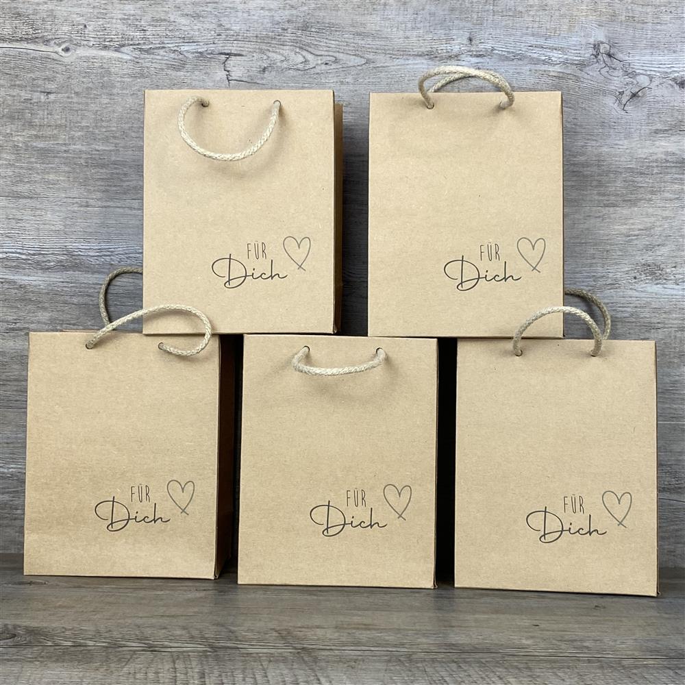 Dieses 5-teilige Set Geschenktüten besteht aus hochwertigem Kraftpapier (225 g/m²) mit praktischem Kordelgriff. Größe: 19 x 15 x 8 cm. Jede Tüte ist mit dem Aufdruck „Für Dich“ versehen – ideal, um kleinen Geschenken eine persönliche Note zu verleihen.
