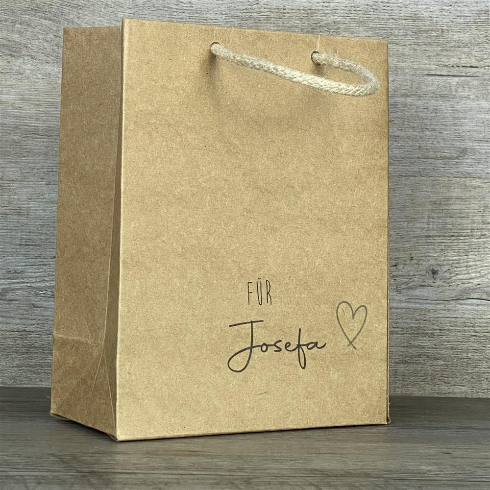 Geschenktüte aus stabilem Kraftpapier (225 g/m²) mit Kordel. Größe: 19 x 15 x 8 cm. Aufdruck: "Herz". Mit deinem Wunschnamen personalisierbar. Perfekt für kleine Geschenke und liebevolle Aufmerksamkeiten.