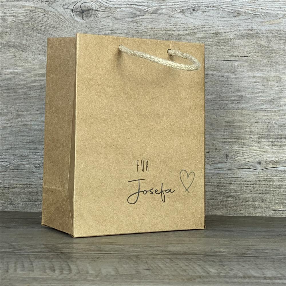 Geschenktüte aus stabilem Kraftpapier (225 g/m²) mit Kordel. Größe: 19 x 15 x 8 cm. Aufdruck: "Herz". Mit deinem Wunschnamen personalisierbar. Perfekt für kleine Geschenke und liebevolle Aufmerksamkeiten.