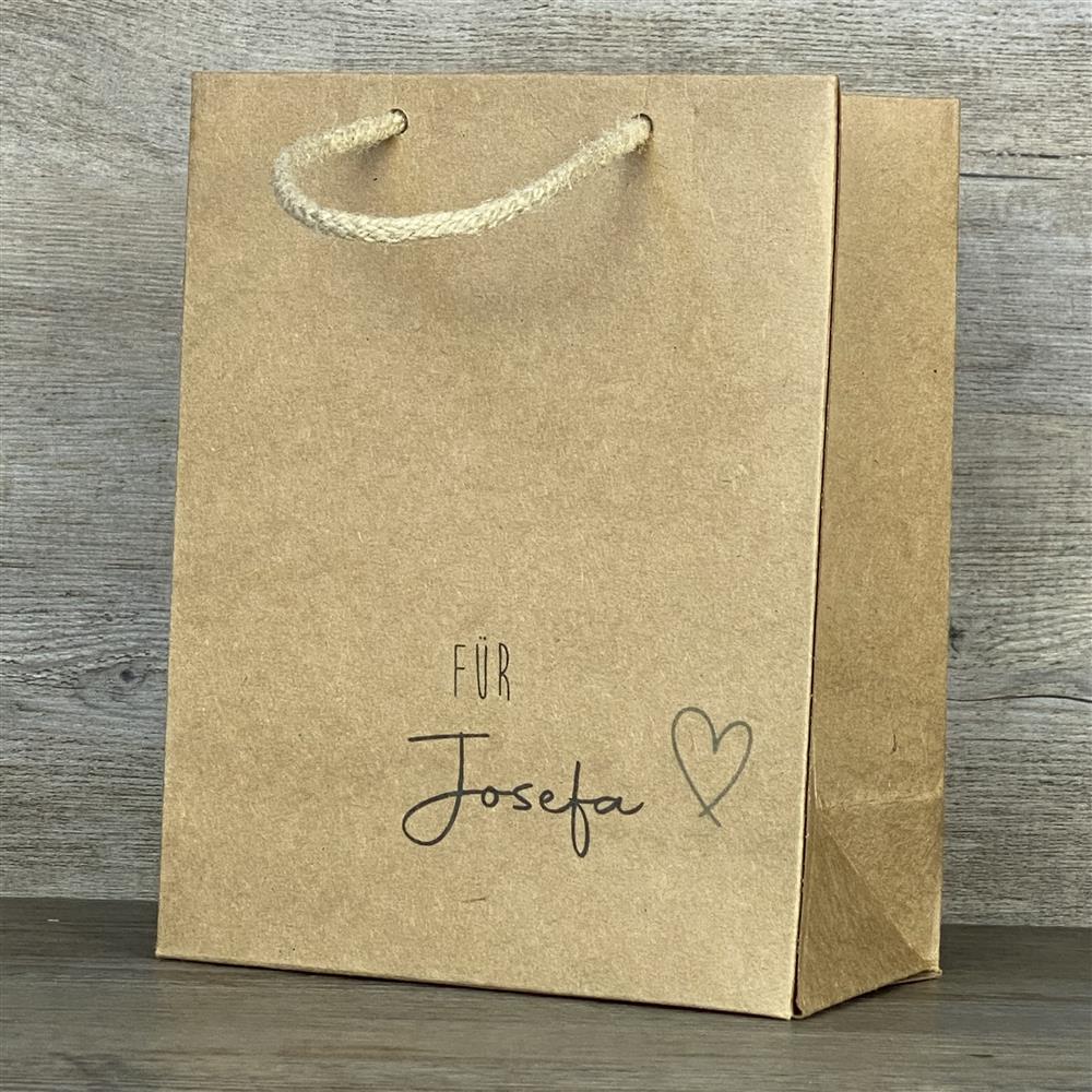 5er-Set Kraftpapier-Geschenktüten mit Kordel, 225 g/m², Maße 19 x 15 x 8 cm. Herz-Aufdruck und personalisierbar mit deinem Wunschnamen. Ideal als romantische Geschenkverpackung für Valentinstag, Hochzeit, Jahrestag oder Geburtstagsgeschenke.