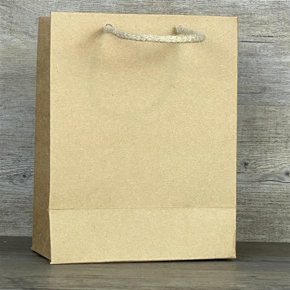 Robuste Kraftpapier-Geschenktüten (225 g/m²) mit Kordel, Größe 19 x 15 x 8 cm. Jede Tasche mit Herz-Motiv und personalisierbar mit Namen. Perfekt als personalisierte Geschenkverpackung für Liebe, Freundschaft, Taufen oder kleine Überraschungen.