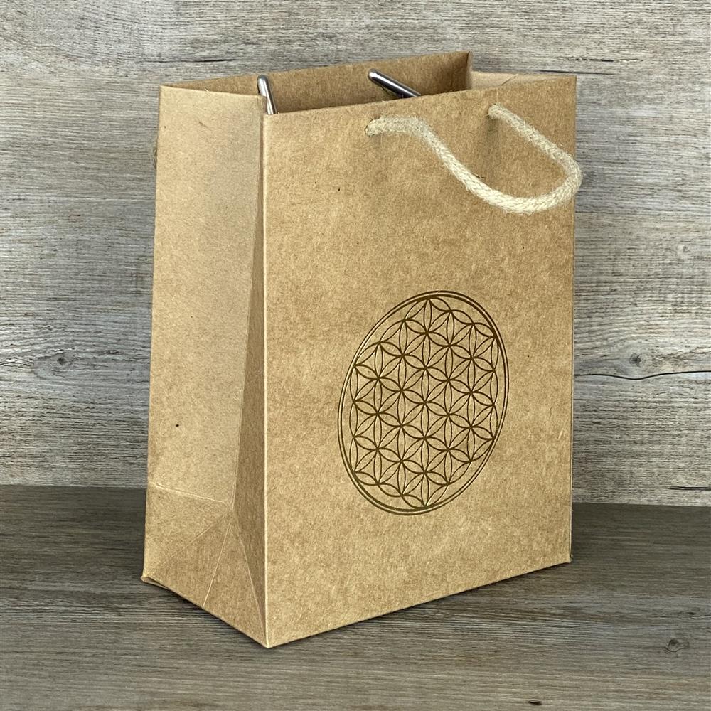 Set aus 5 Geschenktüten aus stabilem Kraftpapier (225 g/m²) mit Kordelgriff. Größe: 19 x 15 x 8 cm. Jede Tüte ist veredelt mit einer goldenen Folienprägung der Lebensblume – ideal für besondere Geschenke oder stilvolle Aufmerksamkeiten.