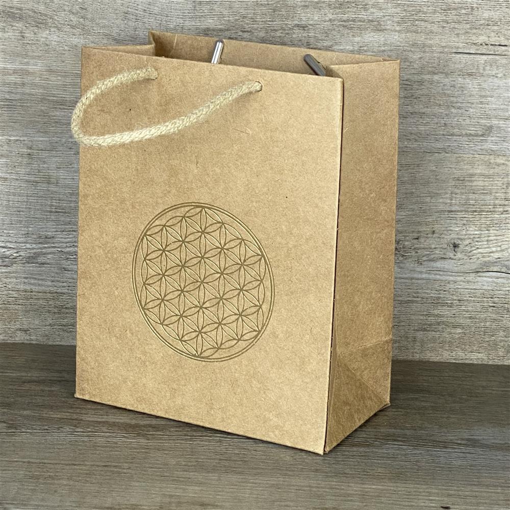 Set aus 5 Geschenktüten aus stabilem Kraftpapier (225 g/m²) mit Kordelgriff. Größe: 19 x 15 x 8 cm. Jede Tüte ist veredelt mit einer goldenen Folienprägung der Lebensblume – ideal für besondere Geschenke oder stilvolle Aufmerksamkeiten.